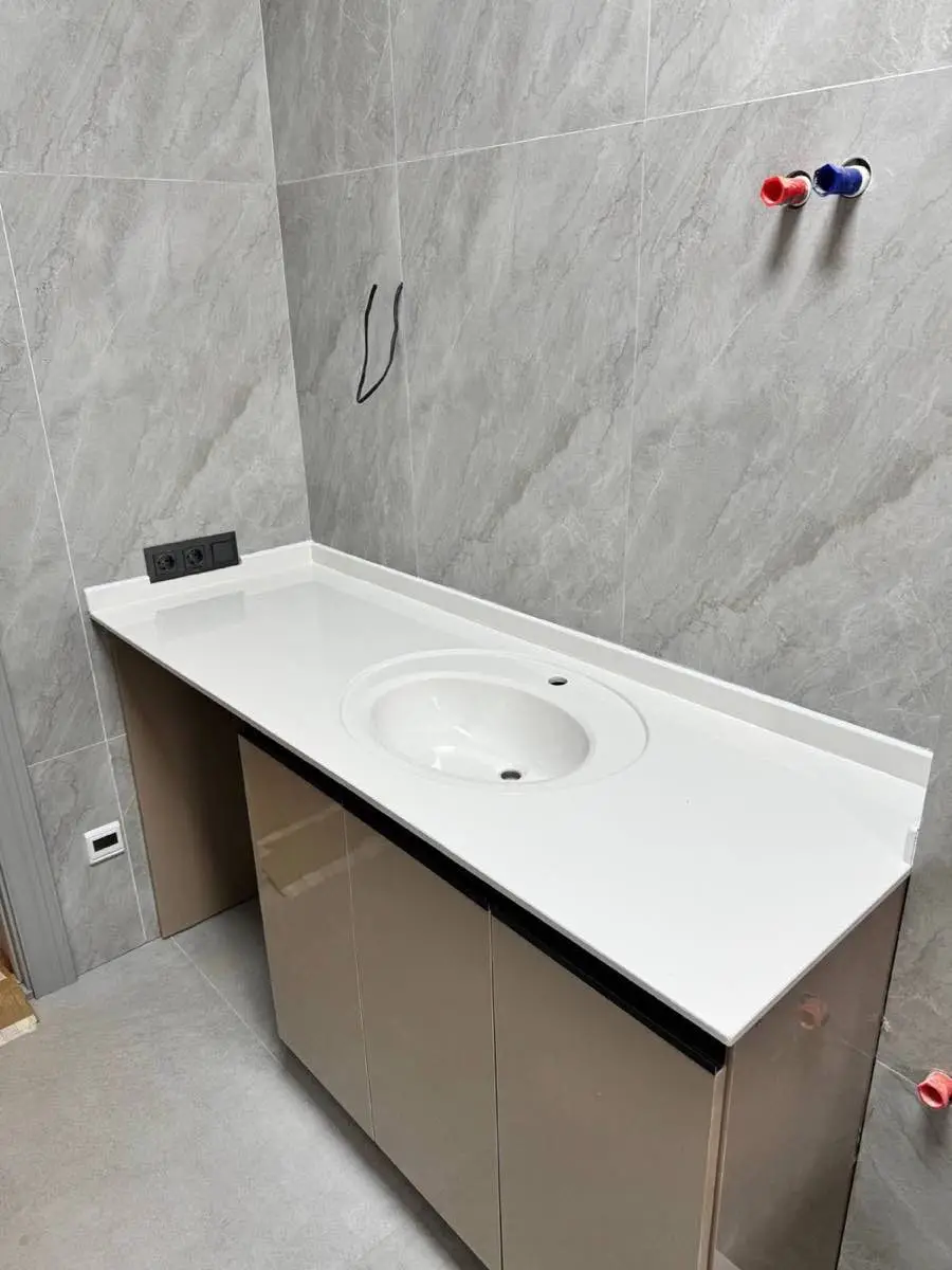 Белая столешница для ванной со встроенной раковиной