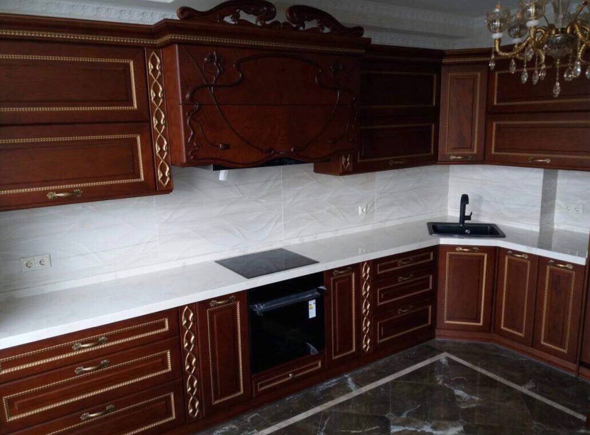 Классическая кухня из дерева со светлой столешницей
