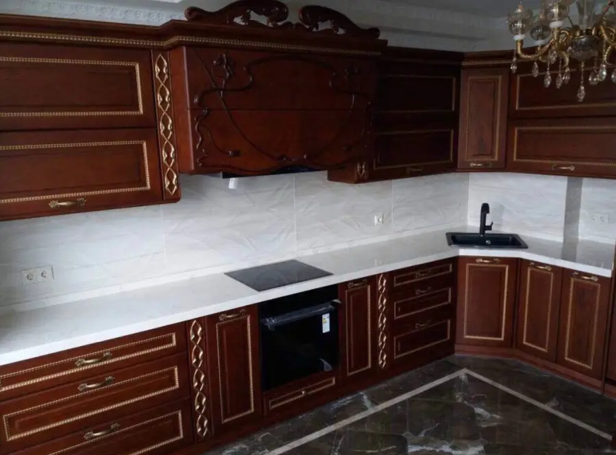 Классическая кухня из дерева со светлой столешницей