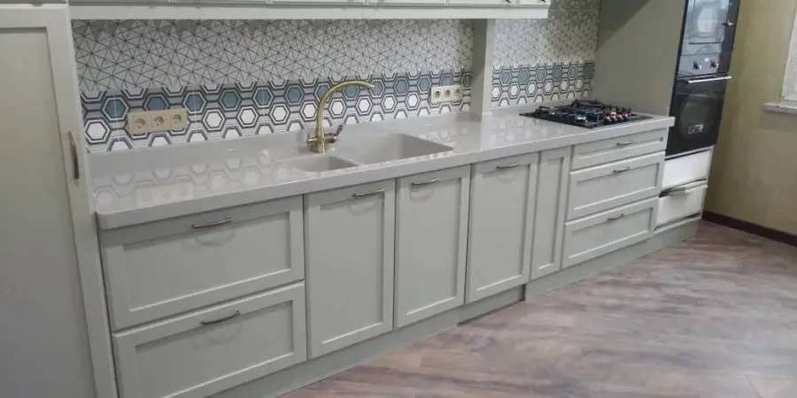 Серая кухня со встроенной мойкой